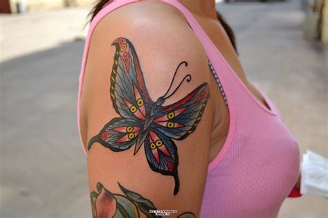 Бабочка на плече
 2024.04.20 15:09